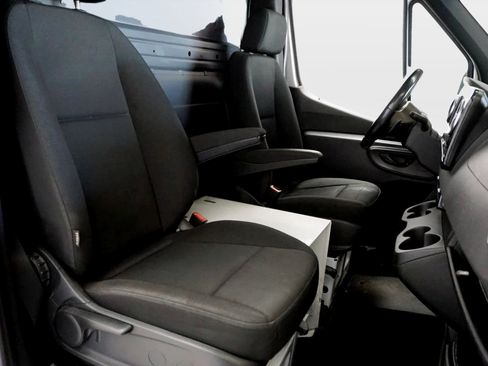 Used 2019 Freightliner Sprinter 170 Cargo RWD image 17