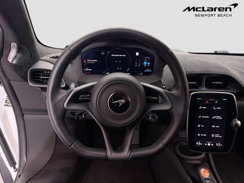 Used 2025 McLaren Artura RWD image 32