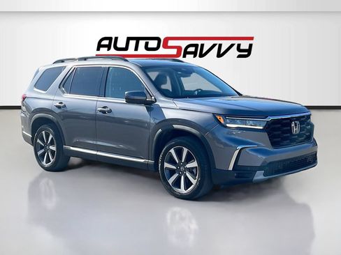 Used 2025 Honda Pilot Touring image 1
