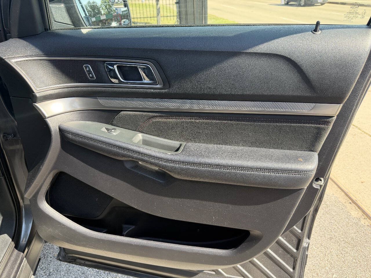 Used 2018 Ford Explorer XLT w/ Equipment Group 202A FWD image 17