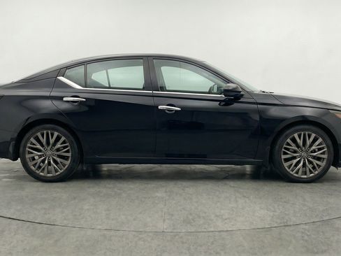 Used 2025 Nissan Altima 2.5 SV FWD image 11