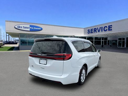 Used 2022 Chrysler Pacifica Touring-L FWD image 8