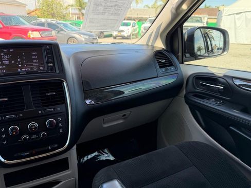 Used 2018 Dodge Grand Caravan SE w/ UConnect Hands-Free Group image 26