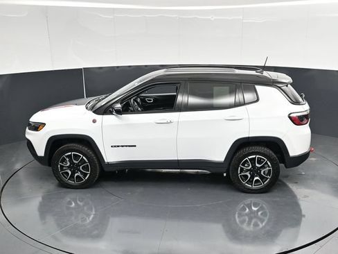 Used 2025 Jeep Compass Trailhawk AWD/4WD image 47