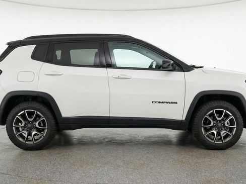 Used 2025 Jeep Compass Trailhawk image 11
