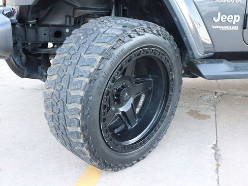 Used 2020 Jeep Wrangler Unlimited Sahara image 19