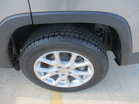 Used 2017 Jeep Cherokee Sport FWD image 6