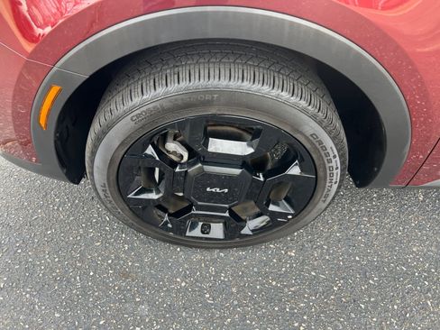 Certified 2024 Kia Sorento SX image 11