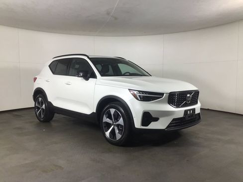 Used 2026 Volvo XC40 B5 Plus w/ Protection Package Premier AWD/4WD image 9