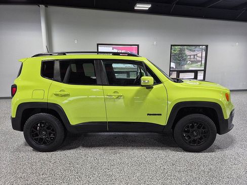 Used 2018 Jeep Renegade Altitude AWD/4WD image 8