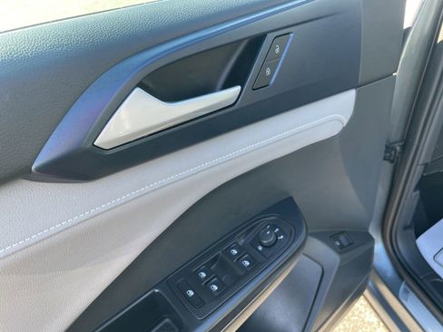 Used 2024 Volkswagen Taos SE image 16