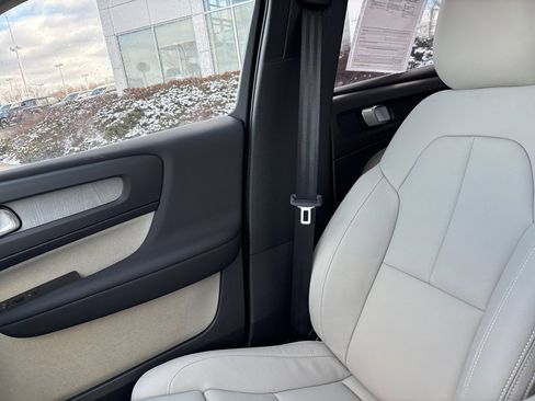 Certified 2025 Volvo XC40 B5 Ultra w/ Protection Package Premier image 29