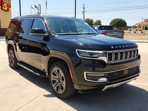 Used 2024 Jeep Wagoneer Series II w/ Flexible Seating Group RWD image 4