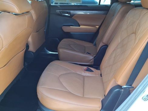 Used 2023 Toyota Highlander Platinum FWD image 11