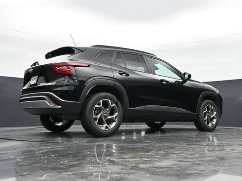 Used 2025 Chevrolet Trax LT w/ LT Convenience Package FWD image 35