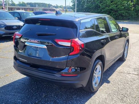Used 2024 GMC Terrain SLE FWD image 2