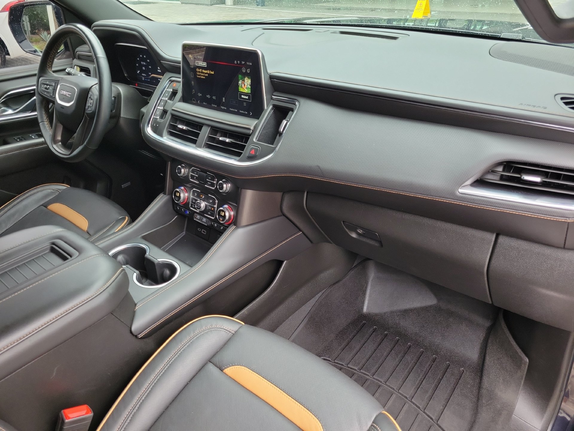 Used 2024 GMC Yukon AT4 AWD/4WD image 3