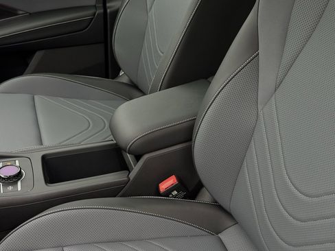 New 2025 Volkswagen Tiguan SE image 21