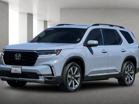 Used 2025 Honda Pilot Touring image 8