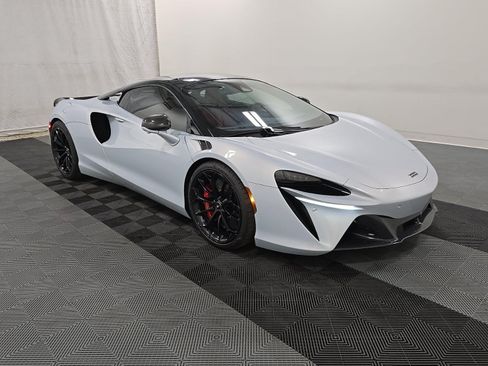 Used 2023 McLaren Artura RWD image 2