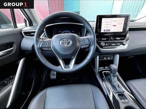 Certified 2025 Toyota Corolla Cross XLE image 6