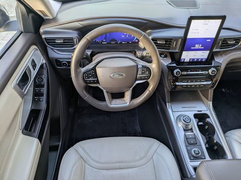 Used 2023 Ford Explorer Platinum w/ Technology Package image 17