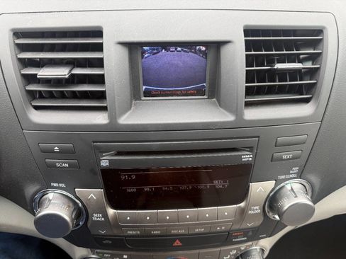 Used 2014 Toyota Prius V Two image 15