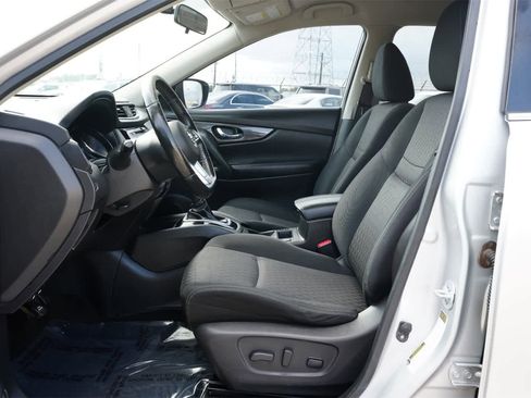Used 2017 Nissan Rogue SV image 16