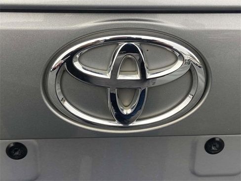 Used 2022 Toyota RAV4 XLE w/ Convenience Package image 7