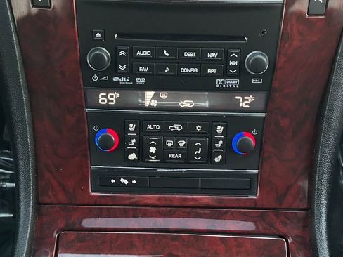 Used 2014 Cadillac Escalade Luxury image 30