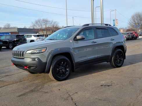 Used 2019 Jeep Cherokee Trailhawk image 4