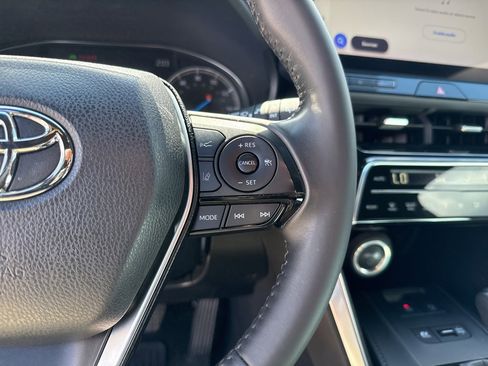 Used 2023 Toyota Venza XLE image 36