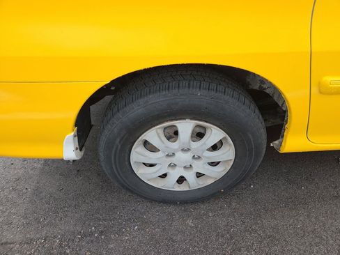 Used 2005 Kia Sedona LX FWD image 3