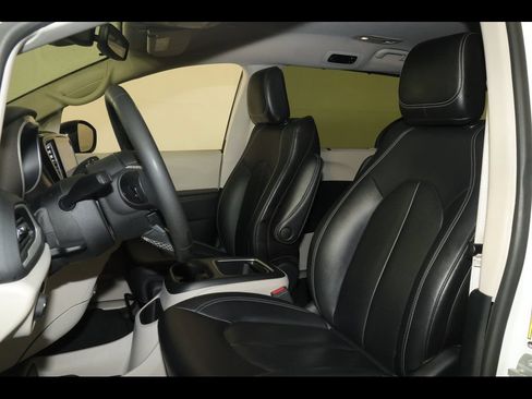 Used 2024 Chrysler Pacifica Touring-L FWD image 23