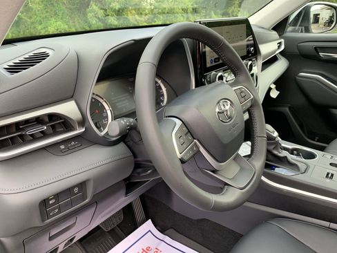 New 2024 Toyota Highlander XLE image 18
