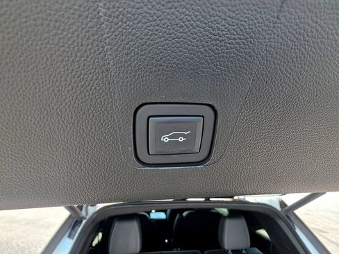 Used 2023 Chevrolet Traverse LT FWD image 12