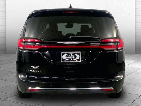 Used 2024 Chrysler Pacifica Touring-L FWD image 3