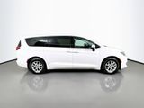 Used 2017 Chrysler Pacifica Touring image 6