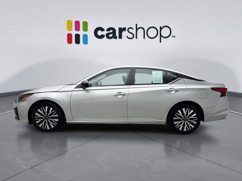 Used 2024 Nissan Altima 2.5 SV image 2