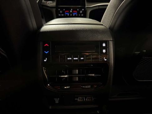 Used 2023 Jeep Grand Cherokee L Limited AWD/4WD image 21