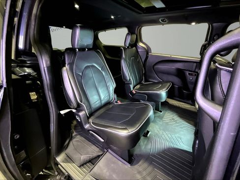 Used 2019 Chrysler Pacifica Limited w/ Advanced Safetytec Group FWD image 25