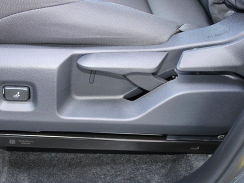 Used 2025 Toyota Tacoma SR image 33