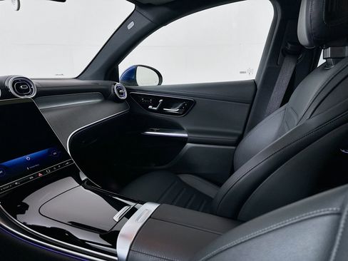 Used 2025 Mercedes-Benz GLC 300 4MATIC image 26