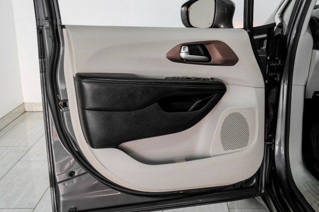 Used 2019 Chrysler Pacifica Touring-L FWD image 39