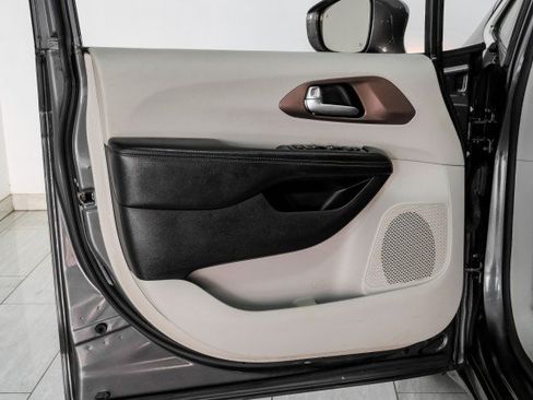 Used 2019 Chrysler Pacifica Touring-L FWD image 39