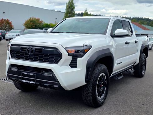 Used 2025 Toyota Tacoma TRD Off-Road AWD/4WD image 5