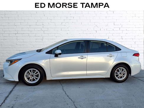 Used 2022 Toyota Corolla LE image 2