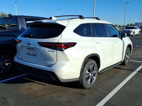 Used 2024 Toyota Highlander XLE FWD image 4