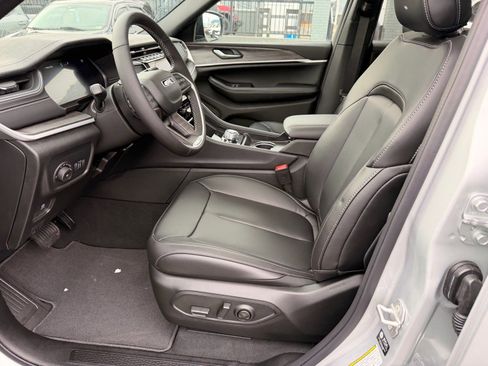 New 2025 Jeep Grand Cherokee Limited image 8