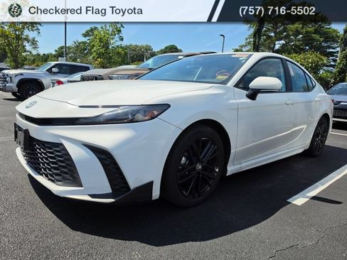Used 2025 Toyota Camry SE FWD image 1